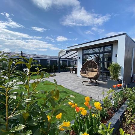 Luxus Cube Ferienhaus Chalet Am See Mit Schwimmbad In Lathum Nl Exterior foto