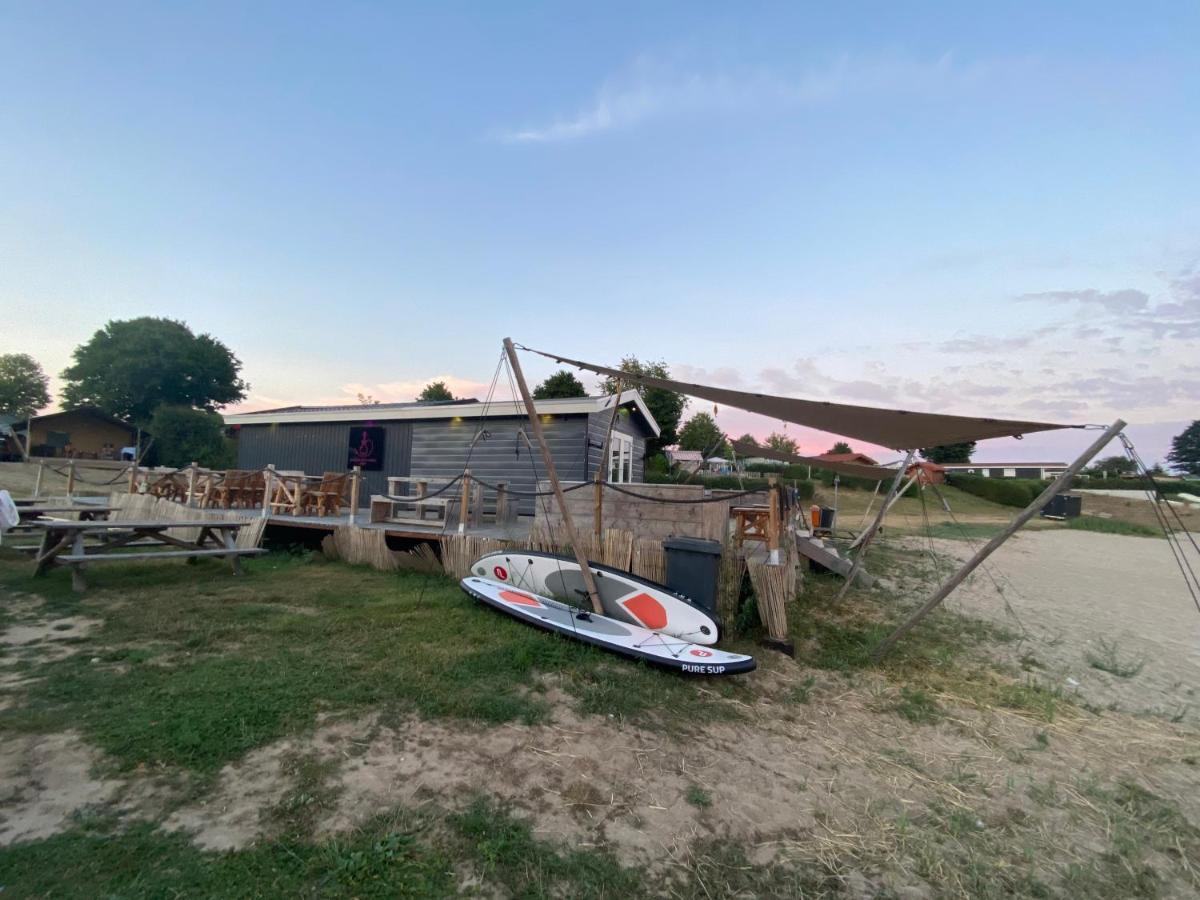 Luxus Cube Ferienhaus Chalet Am See Mit Schwimmbad In Lathum Nl Exterior foto