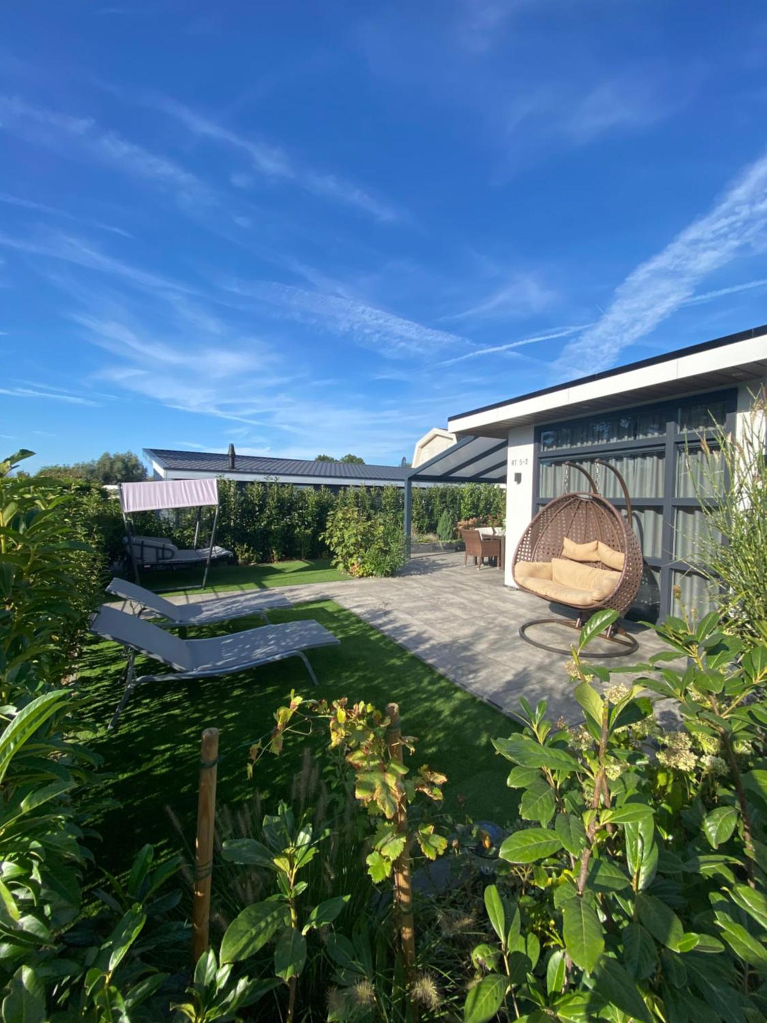 Luxus Cube Ferienhaus Chalet Am See Mit Schwimmbad In Lathum Nl Exterior foto