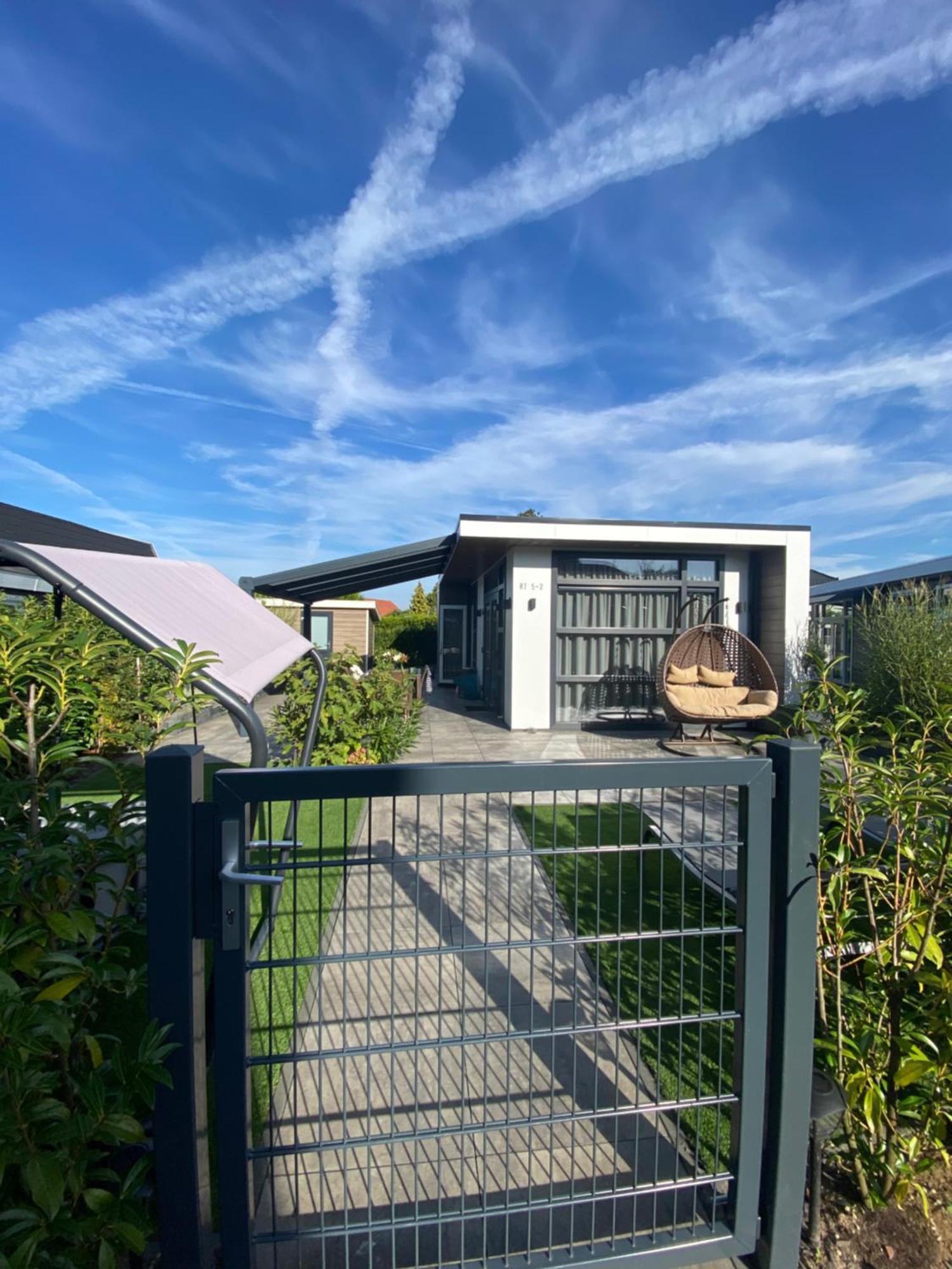 Luxus Cube Ferienhaus Chalet Am See Mit Schwimmbad In Lathum Nl Exterior foto